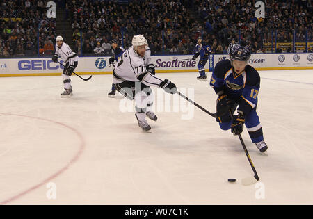 St. Louis Blues Vladimir Sobotka von Slovokia manuvers rund um Los Angeles Kings Jeff Carter in der ersten Periode im Scottrade Center in St. Louis am 2. Januar 2014. St. Louis gewann das Spiel 5-0. UPI/Rechnung Greenblatt Stockfoto