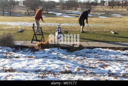 Golfspieler üben ihr Schwingen in der Nähe von schmelzenden Schnee in Forest Park, da die Temperaturen 58 Grad in St. Louis am 12. Januar 2014 zu erreichen. Das wärmere Wetter war eine willkommene Abwechslung nach bitteren Temperaturen und Schneefall den Bereich gipped früh in der Woche. UPI/Rechnung Greenblatt Stockfoto