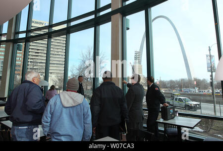 Im Schatten der Gateway Arch, Feuerwehr, Polizei, Gebäude und andere St. Louis Beamte in einem Restaurant in der Gegend der Treffen shuttered Millenium Hotel zu diskutieren, welche Maßnahmen sind am 23. Januar 2014 ergriffen werden, um die Ikonischen downtown Hotel in St. Louis zu sichern. Die 800 Zimmer Hotel, mit Blick auf den Mississippi River wurde 1969 erbaut und hat beschlossen, anstatt renovieren. UPI/Rechnung Greenblatt Stockfoto