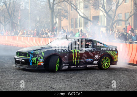 Vaughn Gittin jr., eine professionelle Drifter, die derzeit in der Formel D Serie in seine Monster 2013 Energie Nitto Reifen Ford Racing Mustang RTR konkurriert, Preforms auf den Straßen von St. Louis an der St. Louis Auto Show in St. Louis am 26. Januar 2014. UPI/Rechnung Greenblatt Stockfoto