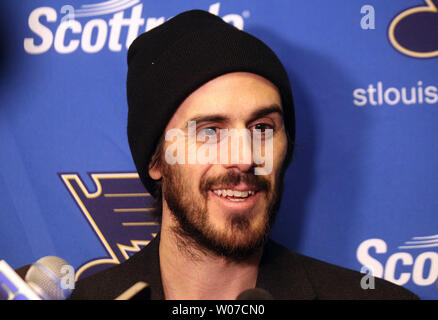 Neue St. Louis Blues Torwart Ryan Miller trifft Reporter für das erste Mal, am folgenden Morgen Skate ist das Team im Scottrade Center in St. Louis am 3. März 2014. Miller, der nach St. Louis von Buffalo kommt, seine erste Win am 2. März 2014, wenn der Blues besiegten die Phoenix Coyotes 4-2. UPI/Rechnung Greenblatt Stockfoto