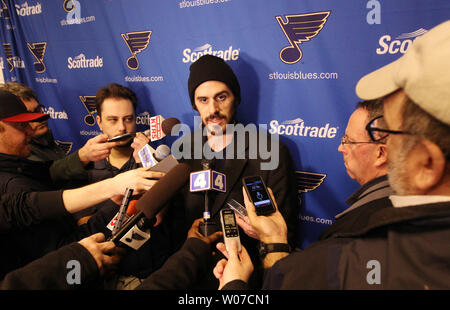 Neue St. Louis Blues Torwart Ryan Miller trifft Reporter für das erste Mal, am folgenden Morgen Skate ist das Team im Scottrade Center in St. Louis am 3. März 2014. Miller, der nach St. Louis von Buffalo kommt, seine erste Win am 2. März 2014, wenn der Blues besiegten die Phoenix Coyotes 4-2. UPI/Rechnung Greenblatt Stockfoto