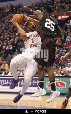 Universität von Northern Iowa Panthers Deon Mitchell Angriffe den Korb mit Southern Illinois Salukis Anthony Beane Verteidigung in der ersten Hälfte während der Missouri Valley Conference Turnier im Scottrade Center in St. Louis am 7. März 2014. UPI/Rechnung Greenblatt Stockfoto