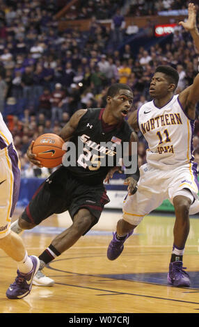 Southern Illinois Salukis Anthony Beane treibt den Korb als Universität von Northern Iowa Panthers Wes Washpun in der zweiten Hälfte während der Missouri Valley Conference Turnier verteidigt im Scottrade Center in St. Louis am 7. März 2014. UPI/Rechnung Greenblatt Stockfoto