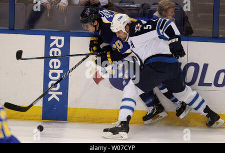 Winnipeg Jets Mark Stuart läuft St. Louis Blues Alexander Steen in die Bretter in der ersten Periode im Scottrade Center in St. Louis am 17. März 2014. UPI/Rechnung Greenblatt Stockfoto
