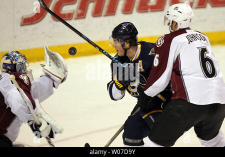 St. Louis Blues T.J. Oshie (74) folgt den Puck in den Handschuh von Colorado Avalanche Torwart Semyon Varlamov Russlands in der ersten Periode im Scottrade Center in St. Louis am 5. April 2014. UPI/Rechnung Greenblatt Stockfoto