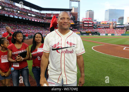 Ehemalige St. Louis Rams cornerback Aeneas Williams ist an die Fans am Busch Stadium eingeführt, bevor das Werfen einer zeremoniellen ersten Pitch am Chicago Cubs-St. Louis Cardinals baseball spiel am Busch Stadium in St. Louis am 12. Mai 2014. Williams, ein 8-Zeit Pro-Bowler in die Football Hall of Fame dieses Jahr eingesetzt werden. UPI/Rechnung Greenblatt Stockfoto