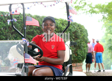 USA Team Mitglied Mariah Stackhouse von Riverdale, Kalifornien fährt ein Golf Cart in zwischen den gleichen während der 38Th Curtis Cup Match in St. Louis Country Club in Ladue, Missouri am 6. Juni 2014. Die Curtis Cup Match wird von Frauen amateur Golfer gespielt, ein Team aus den Vereinigten Staaten von Amerika und einem Team aus England, Irland, Nordirland, Schottland und Wales. Das Team besteht aus acht Spielern und einem Kapitän. Stackhouse ist der erste Afroamerikaner, der überhaupt im Turnier spielen. UPI/Rechnung Greenblatt Stockfoto