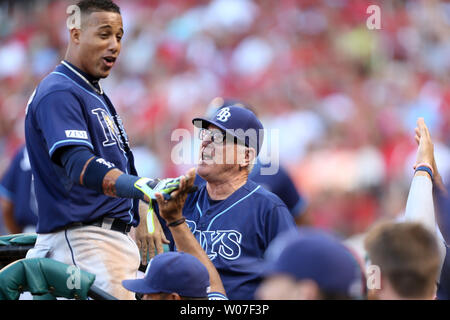 Tampa Bay Rays Manager Joe Maddon grüßt Yunel Escobar, nachdem er Kerben von First Base auf einer doppelten von Alex Cobb im zweiten Inning am Busch Stadium in St. Louis am 23. Juli 2014. UPI/Rechnung Greenblatt Stockfoto