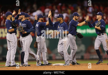 Tampa Bay Rays Spieler feiern das 3-0 über die St. Louis Cardinals gewinnen am Busch Stadium in St. Louis am 23. Juli 2014. Die Strahlen fegte die Kardinäle in den beiden Spiel-Serie. UPI/Rechnung Greenblatt Stockfoto