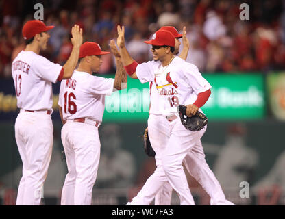 St. Louis Cardinals Jon Jay (19) schlägt die Hände mit Teamkollegen nach einem 4-3 über den San Diego Padres am Busch Stadium in St. Louis am 14. August 2014 zu gewinnen. Jay hatte zwei RBI double das Spiel weg im achten Inning zu setzen. UPI/Rechnung Greenblatt Stockfoto