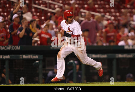 St. Louis Cardinals Jon Jay Uhren den Weg einer Oscar Taveras RBI im achten Inning gegen die San Diego Padres am Busch Stadium in St. Louis am 15. August 2014. St. Louis gewann das Spiel 4-2. UPI/Rechnung Greenblatt Stockfoto