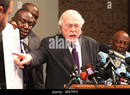 Dr. Michael M. Baden, der ehemalige Chief Medical Examiner für die Stadt New York, geht über einen vorläufigen Autopsiebericht auf Michael Braun auf einer Pressekonferenz in Ferguson, Missouri am 18. August 2014. Baden berichtet, dass Braun sechs Mal erschossen wurde und die Wunde am Kopf war wahrscheinlich der Schuß, der Braune getötet. Braun war von einem St. Louis County officer shot nach einem Kampf für die Offiziere Waffe und Kampf am 9. August 2014. UPI/Rechnung Greenblatt Stockfoto