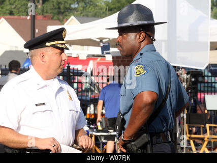 St. Louis Metropolitian Polizeichef Sam Dotson (L) und Missouri State Highway Patrol Captain Ron Johnson sprechen außerhalb der Trauerfeier für Michael Braun in St. Louis am 25. August 2014. Brown gewann Aufmerksamkeit, nachdem durch einen weißen Ferguson, Missouri Polizisten am 9. August geschossen wurde und war unbewaffnet. Die Dreharbeiten führten zu mehreren Abenden von Plünderungen, Verhaftungen und der Anwesenheit der Polizei. UPI/Rechnung Greenblatt Stockfoto