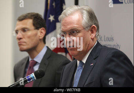 Wie Missouri Schatzmeister Clint Techel steht in der Nähe, Missouri Gouverneur Jay Nixon erläutert seine Ideen auf, wie Unternehmen beeinflusst durch die jüngsten Unruhen in Ferguson, Missouri können sich erholen, während einer Pressekonferenz in Florissant, Missouri am 28 August, 2014. Mit Unterstützung von einer Koalition von Organisationen des öffentlichen und privaten Sektors, die Small Business Relief Programm für Unternehmen mit bis zu 1 Mio. $ in unterstützen und ihnen so helfen, die Wiederherstellung und das Wachstum ihrer Unternehmen. Die öffentlich-private Partnerschaft beinhaltet die Zustand von Missouri, die St. Louis regionale Kammer, die St. Louis wirtschaftliche Entwicklung Partnershi Stockfoto