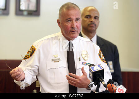 St. Louis County Police Chief Jon Belmar reagiert auf einen Reporter Frage während einer Pressekonferenz, nachdem sie erfuhr, war, dass das Justizministerium im Ferguson, Mo, Polizei und die umliegenden Polizeidienststellen einschließlich der St. Louis County Police Department, um festzustellen, ob seine Beamten routinemäßig in Rasse Profiling beschäftigt haben, in Clayton, Missouri am 4. September 2014. Generalstaatsanwalt Eric H. Inhaber Jr kündigte auch eine Reform Òcollaborative effortÓ mit den St. Louis County Police Department, die hilft, Zug Polizei Abteilungen wie Ferguson. Ständigen ne Stockfoto