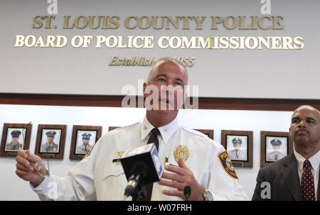 St. Louis County Police Chief Jon Belmar reagiert auf einen Reporter Frage während einer Pressekonferenz, nachdem sie erfuhr, war, dass das Justizministerium im Ferguson, Mo, Polizei und die umliegenden Polizeidienststellen einschließlich der St. Louis County Police Department, um festzustellen, ob seine Beamten routinemäßig in Rasse Profiling beschäftigt haben, in Clayton, Missouri am 4. September 2014. Generalstaatsanwalt Eric H. Inhaber Jr kündigte auch eine Reform Òcollaborative effortÓ mit den St. Louis County Police Department, die hilft, Zug Polizei Abteilungen wie Ferguson. Ständigen ne Stockfoto