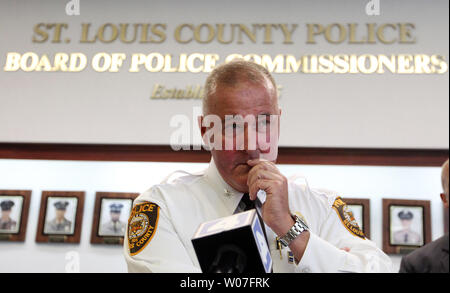 St. Louis County Police Chief Jon Belmar hört einen Reporter Frage während einer Pressekonferenz auf die Ankündigung, dass das Justizministerium im Ferguson, Mo, Polizei und die umliegenden Polizeidienststellen einschließlich der St. Louis County Police Department zu reagieren, um zu bestimmen, ob ihre Offiziere routinemäßig in Rasse Profiling beschäftigt haben, in Clayton, Missouri am 4. September 2014. Generalstaatsanwalt Eric H. Inhaber Jr kündigte auch eine Reform Òcollaborative effortÓ mit den St. Louis County Police Department, die hilft, Zug Polizei Abteilungen wie Ferguson. UPI Stockfoto