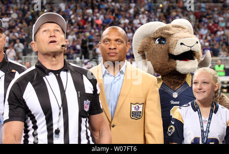 Ehemalige St. Louis Rams player und Mitglied der nationalen Fußball-Liga Hall of Fame Aeneas Williams, steht im mittleren Feld für die Münze werfen, bevor die Minnesota Vikings-St. Louis Rams football Spiel auf dem Edward Jones Dome in St. Louis am 7. September 2014. UPI/Rechnung Greenblatt Stockfoto