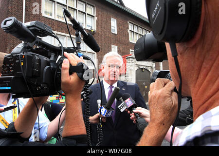 Missouri Gouverneur Jay Nixon im Gespräch mit Reportern nach dem Besuch mit Studenten am Bryan Hill Elementary School in St. Louis am 16. September 2014. Nixon war an Hand Lehrer danken für die Arbeit, die sie tun und die Bedeutung von Investitionen in die öffentliche Bildung zu diskutieren. UPI/Rechnung Greenblatt Stockfoto