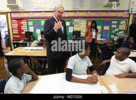 Missouri Gouverneur Jay Nixon spricht mit der fünften Klasse Schüler am Bryan Hill Elementary School in St. Louis am 16. September 2014. Nixon war an Hand Lehrer danken für die Arbeit, die sie tun und die Bedeutung von Investitionen in die öffentliche Bildung zu diskutieren. UPI/Rechnung Greenblatt Stockfoto