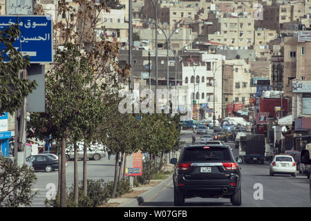 Jordanien, Naher Osten, Autokorsos, Fahrzeuge, Wüsten, Wüsten, Gobi, alte Städte, Sehenswürdigkeiten, kleine Städte, Kleinstädte, Colosseum, Leben, Bewohner, Straßen, Wege, Straßen, städtischen Gebieten Stockfoto