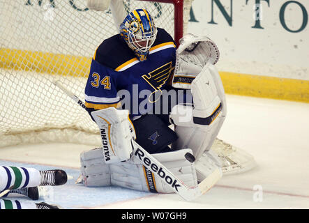 St. Louis Blues Torwart Jake Allen macht einen Anschlag auf einen Schuß von den Vancouver Canucks in der ersten Periode im Scottrade Center in St. Louis am 23. Oktober 2014. UPI/Rechnung Greenblatt Stockfoto