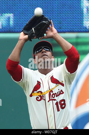 St. Louis Cardinals outfielder Oscar Taveras macht einen Haken im rechten Feld während eines Spiels gegen die San Francisco Giants in seinem Major League Debüt in dieser Datei Foto bei Busch Stadium in St. Louis am 31. Mai 2014. Taveras und seine Freundin waren in einem einzigen Auto Unfall in seinem Heimatland von der Dominikanischen Republik am 26. Oktober 2014 ums Leben, nach Angaben der Polizei in Puerto Plata. Taveras war 22 Jahre alt. UPI/FILE/Rechnung Greenblatt Stockfoto