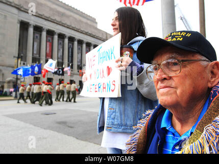 Weltkrieg II Army Veteran Fred Schaljo Uhren als die St. Louis Veterans Day Parade von in St. Louis am 8. November 2014. UPI/Rechnung Greenblatt Stockfoto