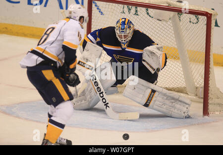 St. Louis Blues Torwart Jake Allen Augen der Puck wie Nashville Predators James Neal misplays den Puck in der ersten Periode im Scottrade Center in St. Louis am 13. November 2014. UPI/Rechnung Greenblatt Stockfoto