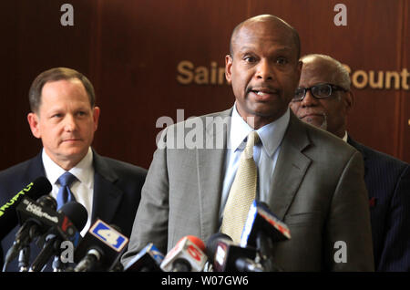 Missouri Abteilung der öffentlichen Sicherheit Director Dan Ison (C) Adressen Reporter während St. Louis Bürgermeister Francis Slay (L) und St. Louis County Executive Charlie Dooley hören, in Clayton, Missouri am 21. November 2014. Als eine Entscheidung von der Grand Jury in der Michael Braun schießenden Fall droht, Beamte sprachen über die Notwendigkeit für den Frieden, nachdem die Entscheidung bekannt ist. Die Grand Jury entscheidet Wetter Ferguson Polizeioffizier Darren Wilson, die in der August 9, 2014 Erschießung des unbewaffneten der 18-jährige Michael Brown Jr., zu jeder Zeit. UPI/Bill Greenbatt Stockfoto