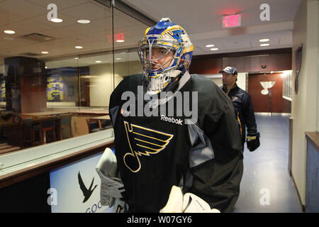 St. Louis Blues Neue torwart Jordanien Binnington Spaziergänge auf dem Eis für die Praxis an der Scottrade Center in St. Louis am 28. November 2014. Binnington wurde aufgerufen, Brian Elliott, der von Woche zu Woche mit einer niedrigeren Körperverletzung zu ersetzen. UPI/Rechnung Greenblatt Stockfoto