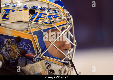 St. Louis Blues Neue torwart Jordanien Binnington Uhren Praxis an der Scottrade Center in St. Louis am 28. November 2014. Binnington wurde aufgerufen, Brian Elliott, der von Woche zu Woche mit einer niedrigeren Körperverletzung zu ersetzen. UPI/Rechnung Greenblatt Stockfoto