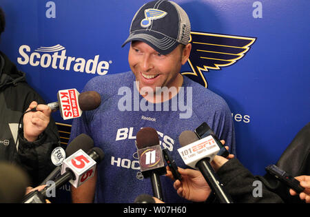 Neue St. Louis Blues Torwart Martin Brodeur spricht mit Reportern nach der Unterzeichnung ein Jahr beschäftigen sich mit der Mannschaft in Hazelwood, Missouri am Dezember 2, 2014. Brodeur hat seine gesamte National Hockey League Karriere bei den New Jersey Devils gespielt und ist als einer der besten Torhüter aller Zeiten betrachtet. Die Blues Nummer eins Torwart, Brian Elliott ist Woche für Woche mit einer niedrigeren - Körperverletzung. UPI/Rechnung Greenblatt Stockfoto