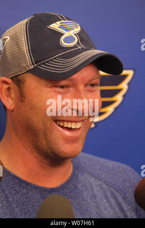 Neue St. Louis Blues Torwart Martin Brodeur spricht mit Reportern nach der Unterzeichnung ein Jahr beschäftigen sich mit der Mannschaft in Hazelwood, Missouri am Dezember 2, 2014. Brodeur hat seine gesamte National Hockey League Karriere bei den New Jersey Devils gespielt und ist als einer der besten Torhüter aller Zeiten betrachtet. Die Blues Nummer eins Torwart, Brian Elliott ist Òweek-zu-weekÓ mit einer niedrigeren - Körperverletzung. UPI/Rechnung Greenblatt Stockfoto