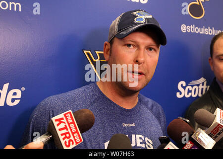 Neue St. Louis Blues Torwart Martin Brodeur spricht mit Reportern nach der Unterzeichnung ein Jahr beschäftigen sich mit der Mannschaft in Hazelwood, Missouri am Dezember 2, 2014. Brodeur hat seine gesamte National Hockey League Karriere bei den New Jersey Devils gespielt und ist als einer der besten Torhüter aller Zeiten betrachtet. Die Blues Nummer eins Torwart, Brian Elliott ist Òweek-zu-weekÓ mit einer niedrigeren - Körperverletzung. UPI/Rechnung Greenblatt Stockfoto