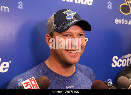 Neue St. Louis Blues Torwart Martin Brodeur spricht mit Reportern nach der Unterzeichnung ein Jahr beschäftigen sich mit der Mannschaft in Hazelwood, Missouri am Dezember 2, 2014. Brodeur hat seine gesamte National Hockey League Karriere bei den New Jersey Devils gespielt und ist als einer der besten Torhüter aller Zeiten betrachtet. Die Blues Nummer eins Torwart, Brian Elliott ist Woche für Woche mit einer niedrigeren - Körperverletzung. UPI/Rechnung Greenblatt Stockfoto