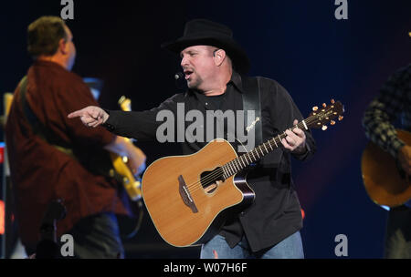 Land Sänger Garth Brooks verweist auf einen Ventilator während der Durchführung auf öffnung Nacht im Scottrade Center in St. Louis am 4. Dezember 2014. Brooks wird vier Konzerte spielen in vier Nächte in St. Louis. UPI/Rechnung Greenblatt Stockfoto