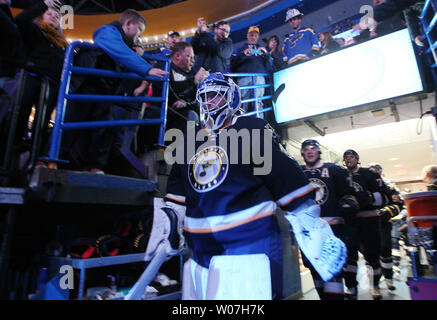 Neue St. Louis Blues Torwart Martin Brodeur führt seine Mannschaft auf dem Eis gegen die Florida Panthers im Scottrade Center in St. Louis am 8. Dezember 2014. Brodeur bildet seinen ersten Start zu Hause als Mitglied des Blues. UPI/Rechnung Greenblatt Stockfoto