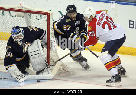 Neue St. Louis Blues Torwart Martin Brodeur erhält seinen Stick nach unten einen Schuß durch Florida Panthers Sean Bergenheim in der ersten Periode im Scottrade Center in St. Louis am 8. Dezember 2014 zu stoppen. UPI/Rechnung Greenblatt Stockfoto