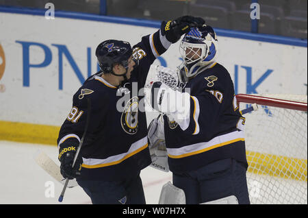 St. Louis Blues Wladimir Tarasenko gratuliert Torwart Martin Brodeur nach dem abschließenden Summer für einen Gewinn 4-3 über den Florida Panthers im Scottrade Center in St. Louis am 8. Dezember 2014. Für Brodeur, der Gewinn ist seine erste zu Hause als neues Mitglied der St. Louis Blues. UPI/Rechnung Greenblatt Stockfoto