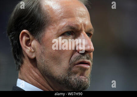 Ehemalige Pittsburgh Steelers Head Coach Bill Cowher Uhren eingeschaltet Sender die Aktion zwischen den Arizona Cardinals und den St. Louis Rams an der Edward Jones in St. Louis am 11. Dezember 2014. UPI/Rechnung Greenblatt Stockfoto