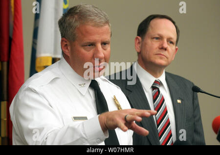 St. Louis Police Chief Sam Dotson antworten Reporter Frage als Bürgermeister Francis Slay schaut während einer Pressekonferenz in St. Louis 15. Januar 2015. St. Louis notierte sechs Morde in fünf unabhängige Verbrechen in einer 12 Stunde Periode. Die beiden sind empört und Sagen, die Stadt Waffengesetze zu lienient sind. Foto von Bill Greenblatt/UPI Stockfoto