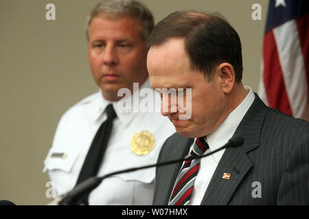 Eine emotionale St. Louis Bürgermeister Franz Töten macht seine Bemerkungen als St. Louis Police Chief Sam Dotson schaut während einer Pressekonferenz in St. Louis 15. Januar 2015. St. Louis notierte sechs Morde in fünf unabhängige Verbrechen in einer 12 Stunde Periode. Die beiden sind empört und Sagen, die Stadt Waffengesetze zu lienient sind. Foto von Bill Greenblatt/UPI Stockfoto