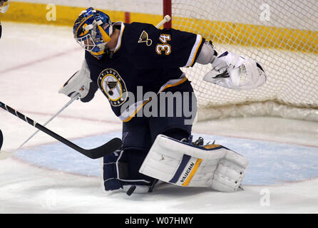 St. Louis Blues Torwart Jake Allen nutzt seine Knie den Puck gegen die Edmonton Oilers in der ersten Periode im Scottrade Center in St. Louis am 13. Januar 2015 zu stoppen. Foto von Bill Greenblatt/UPI Stockfoto