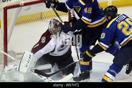 Colorado Avalanche Torwart Semyon Varlamov von Russland hält einen Schuß auf Ziel durch St. Louis Blues Alexander Steen in der ersten Periode im Scottrade Center in St. Louis 19. Januar 2015. Foto von Bill Greenblatt/UPI Stockfoto