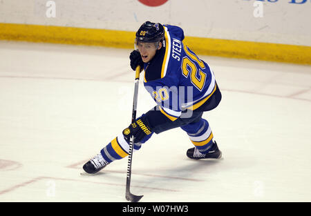 St. Louis Blues Alexander Steen die Richtung ändert und gegen die Colorado Avalanche in der ersten Periode im Scottrade Center in St. Louis 19. Januar 2015. Foto von Bill Greenblatt/UPI Stockfoto