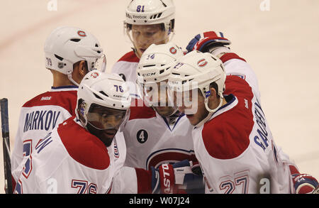 Montreal Canadiens Alex Galchenyuk (27) feiert seinen ersten Periode Ziel mit Teamkollegen, gegen die St. Louis Blues im Scottrade Center in St. Louis am 24. Februar 2015. Foto von Bill Greenblatt/UPI Stockfoto