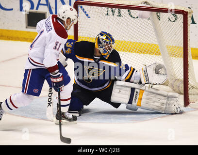 Montreal Canadiens Brendan Gallagher schießt den Puck hinter St. Louis Blues Torwart Jake Allen für ein Ziel in der dritten Periode im Scottrade Center in St. Louis am 24. Februar 2015. Montreal gewann das Spiel 5-2. Foto von Bill Greenblatt/UPI Stockfoto