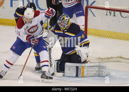 St. Louis Blues Torwart Jake Allen wird ein Stick auf dem Puck wie Montreal Canadiens Brendan Gallagher steht vor der net in der dritten Periode im Scottrade Center in St. Louis am 24. Februar 2015. Montreal gewann das Spiel 5-2. Foto von Bill Greenblatt/UPI Stockfoto